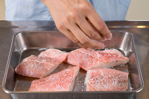 赤魚は腹骨や小骨があるようなら取り除き、皮に適当に切れ目を入れ、両面に塩を振る。できれば20分程おき、ペーパー等で水気を拭き取る。