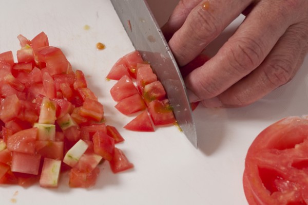 1の上に、さいの目切りにしたトマトとパセリを散らす。