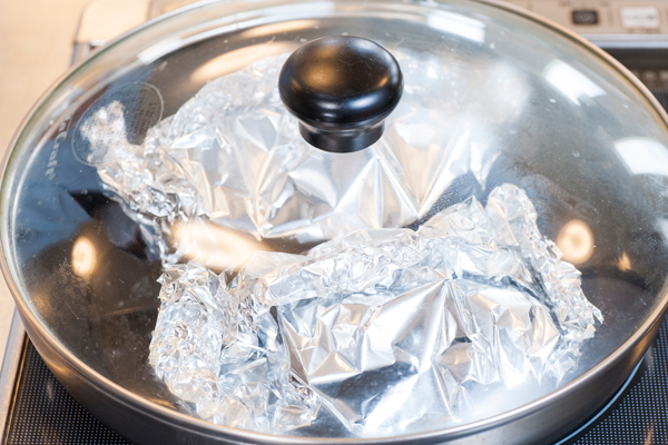トースターで焼くか、フライパンに並べて、大さじ1の水をいれて10分ほど蒸し焼きにする。