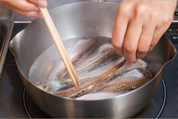 鍋に白味噌以外の調味料を入れて、煮立てる。➀と斜め切りにした白ねぎを入れて煮る。