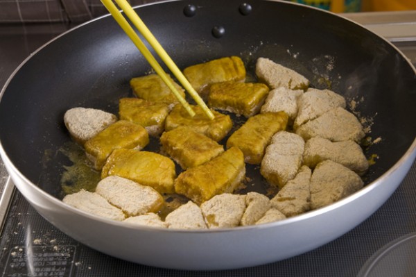 フライパンにサラダ油を熱してカジキを並べ入れ、両面をこんがりと焼く。