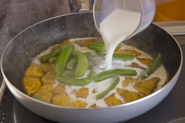 カジキに火が通ったら牛乳とスナップエンドウを加え、トロミが付くまで煮て塩、コショウで味を整え、器に盛る。