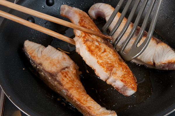 フライパンに油を熱して、①の魚を焼く。両面焼けたら、一旦皿に取り出す。