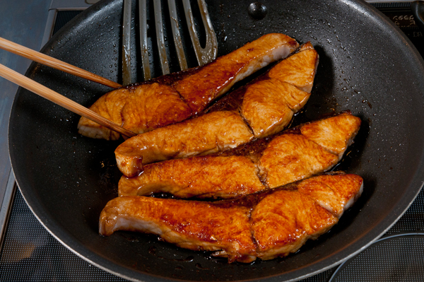 フライパンの汚れをキッチンペーパーで拭いてから、Ａの調味料を熱する。②の魚をフライパンに戻して、絡める。