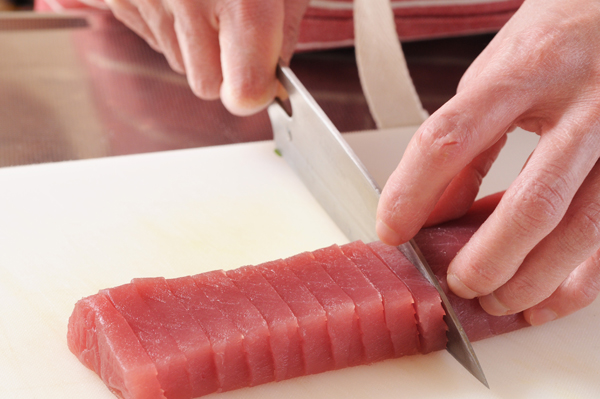 キハダマグロは厚さ8mm程度の薄切りにする。 貝割れ菜は根本を切り落として長さを半分に切る。