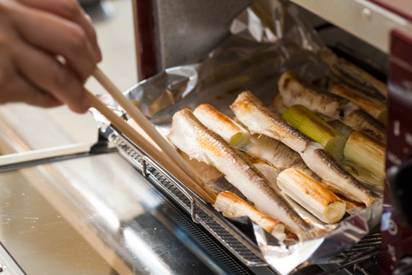 ①の水気をよく拭き取ってから、オーブントースターでこんがりと焼く。<br />4cmの長さに切った白ねぎも一緒に焼く。