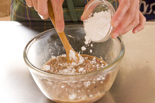 1をボウルに入れてAの残りの調味料を入れて混ぜ、ポッタリとした状態になるまで練り混ぜて固さを調節しながら片栗粉を加える。