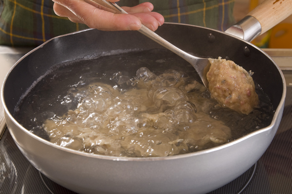 鍋にBを沸騰させたところに2を濡らしたスプーンで一口大に丸めながら入れ、幅5㎜程度の斜め薄切りにした長ネギと食べやすく切った豆腐を加えて塩、しょうゆで味を調える。器に盛って、根元を切り落として長さを半分に切った貝割れ菜を天盛りにする。