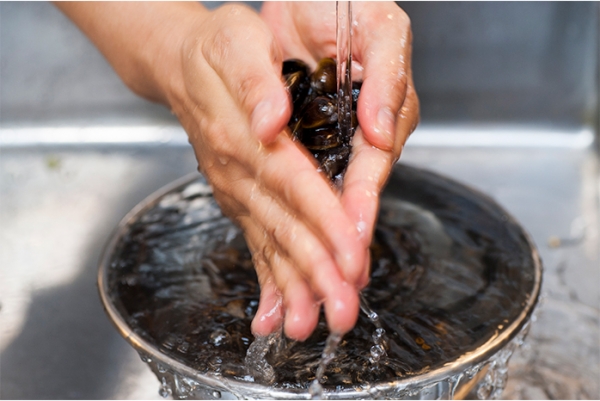 シジミは砂抜きして、殻同士をこすり合わせて流水でよく洗い、水気を切る。