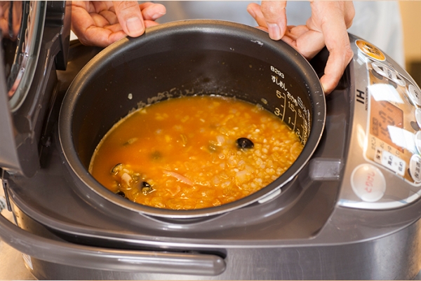 ②にブイヨン、トマトピューレ、食塩を入れて、沸騰したら炊飯器に移し、炊く。青ねぎを散らす。