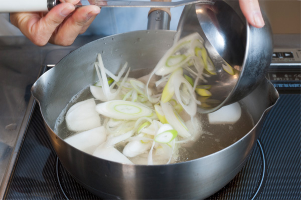 鍋に、だし汁、太めのいちょう切りにしたかぶ、斜め切りにした白ねぎを入れて煮る。