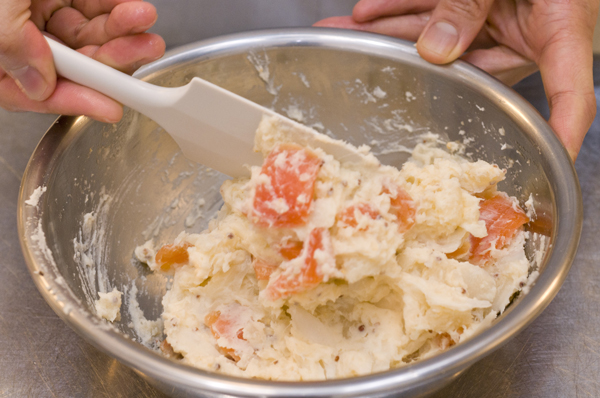 1のサーモンとじゃがいも、2の新玉ねぎをＡのマスタードマヨネーズで混ぜ合わせ、器に盛ったらパセリのみじん切りを散らす。