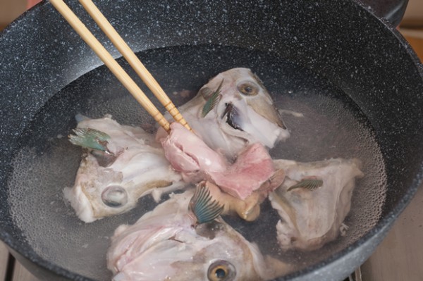 鍋に水を入れ沸騰したら、かわはぎの頭、肝、アラを入れ、アクを取りながら煮る。