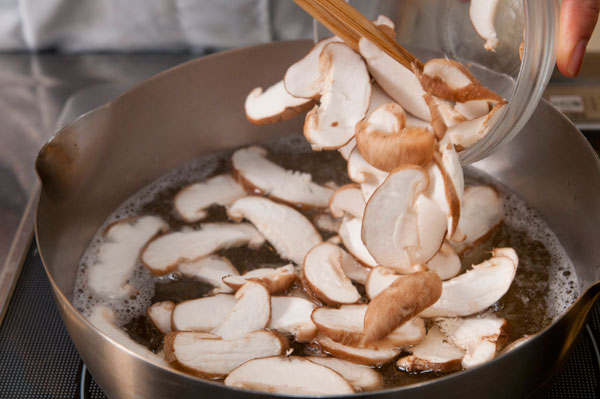 鍋に昆布と水を入れて加熱する。沸騰前に昆布を取り出し、千切りにした生しいたけを加えてさっと火を通し、塩と酒、薄口しょうゆで調味する。