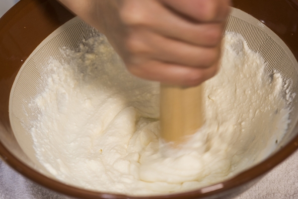 すり鉢に豆腐とクリームチーズを入れて、なめらかになるまでよくすり混ぜる。