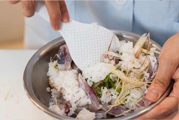 白飯にすし酢を混ぜてすし飯にし、②のアジといずれも千切りにした青じそ、みょうが、しょうが、さらに白ゴマを混ぜて器に盛る。白髪ネギを上に盛る。