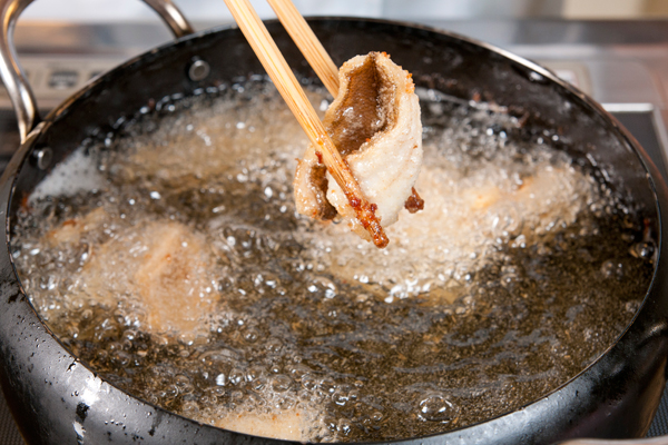 赤カレイは、片栗粉をつけて170℃でカラッと揚げる。