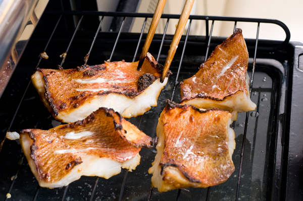 2の状態で一昼夜（一晩でも可）漬ける。赤魚を取り出し、両面をこんがりと焼く。