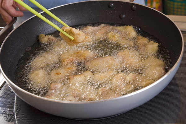 中温に熱した揚げ油でカラッと揚げる。 油をよく切って器に盛り、あればレモンを添える。