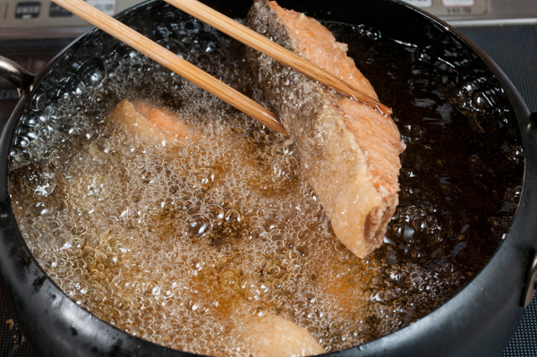 揚げ油を170度に熱し、秋鮭を7分ほど揚げる。