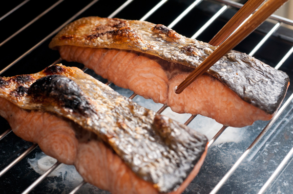 秋鮭は、塩をふってグリルで焼き、熱いうちに骨を取ってほぐしておく。