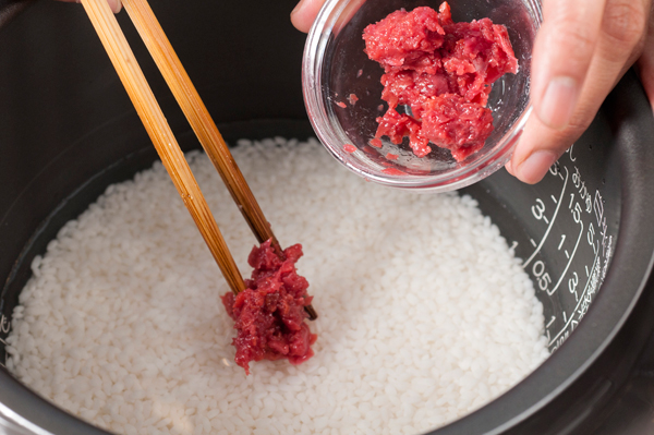 米は洗って、最低30分は吸水させる。炊く直前に、種を取ってたたいた梅干しを加え炊く。