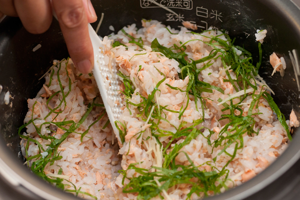 炊きあがったご飯に酢を振りかけて、①とせん切りにしたしょうがと青じそ、白ごまを合わせる。