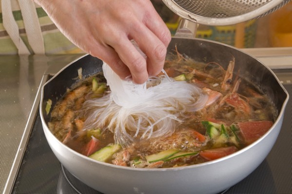 2に1のトマトときゅうり、春雨を加え、再び煮立ったら昆布茶適宜で味を整え、酢とラー油を加えて火を止め、器に盛る。