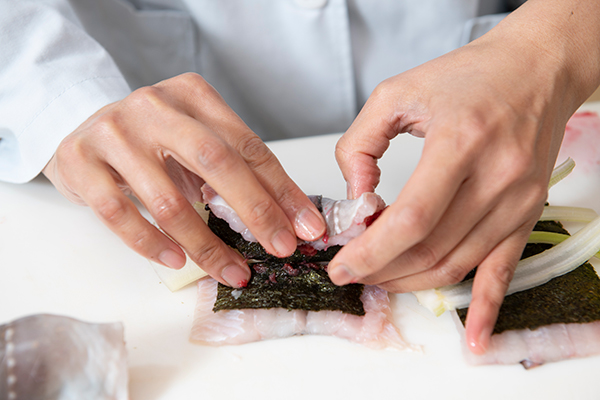 ①に種を除いて叩いた梅干し、焼きのり、千切りして水にさらしたセロリをのせて、くるっと巻く。巻き終わりにつまようじを刺す。