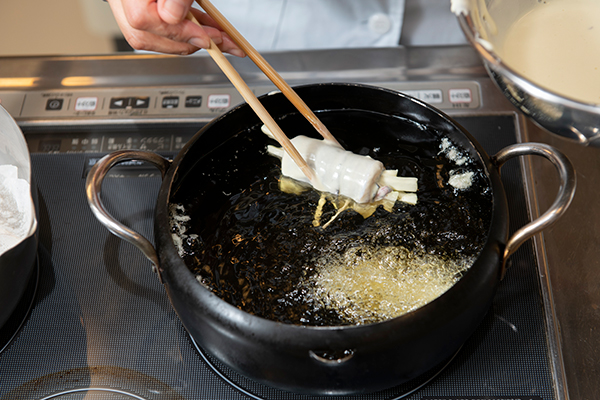 ②を170℃の油で揚げる。