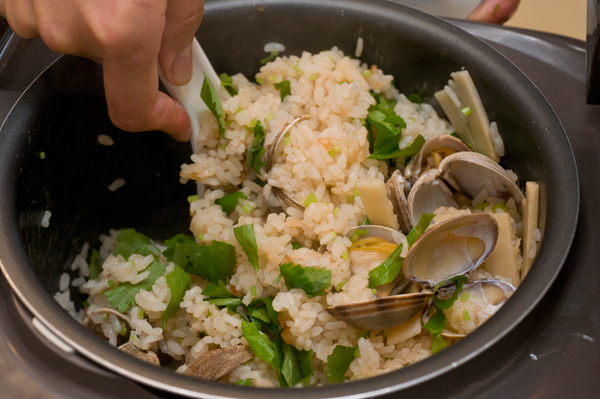 2のご飯が炊けたら、刻んだ三つ葉（もしくは青ネギ）を加えて、軽く混ぜ合わせる。