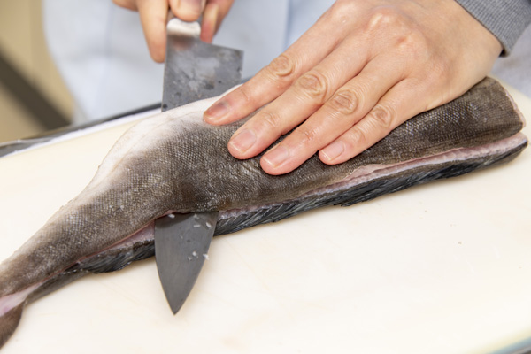 ホッケは、うろこ、頭と内臓を除く。サイズにもよるが、2枚おろしか3枚おろしにする。塩、コショウをする。