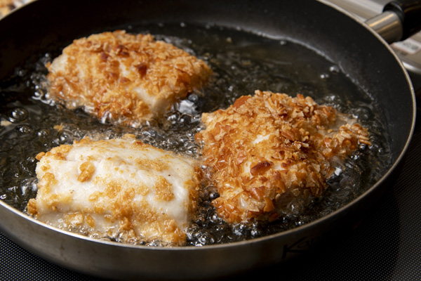 ➀を米粉と水を混ぜたバッター液に通して、➁をつける。フライパンに多めの油を注ぎ、揚げ焼きにしていく。