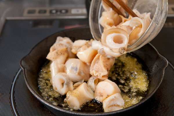 オリーブオイル大さじ4を熱して、粗みじん切りにしたにんにくを色よく炒める。①のバイ貝とバジルソースの2/3を入れて、煮る。