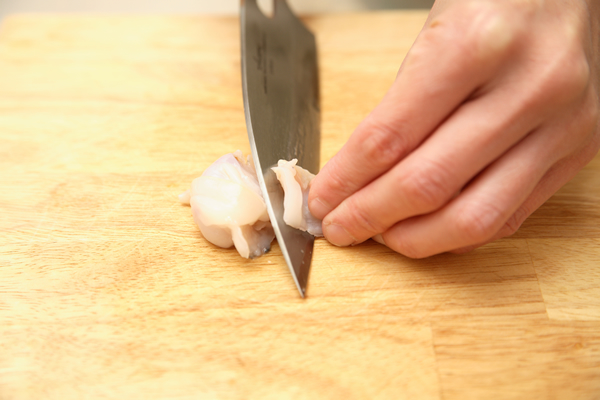 バイ貝は唾液腺をとり、食べやすい大きさの薄そぎ切りにする。