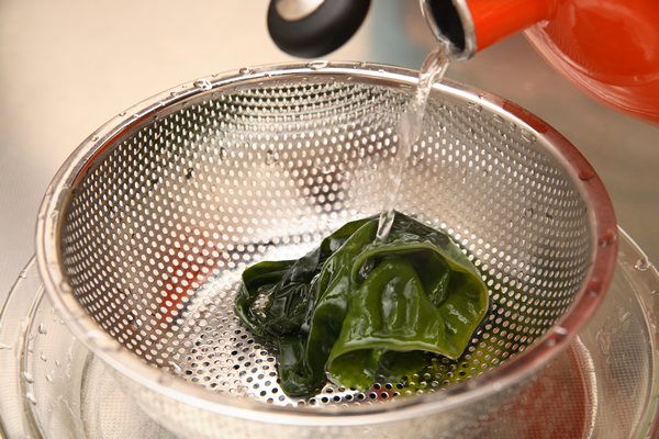 塩蔵ワカメは水で戻してから熱湯をサッと回し掛け、水気を絞って食べやすく切る。玉ネギは極薄切りにして流水で洗い、貝割れ菜は根元を切り落として長さを半分に切る。