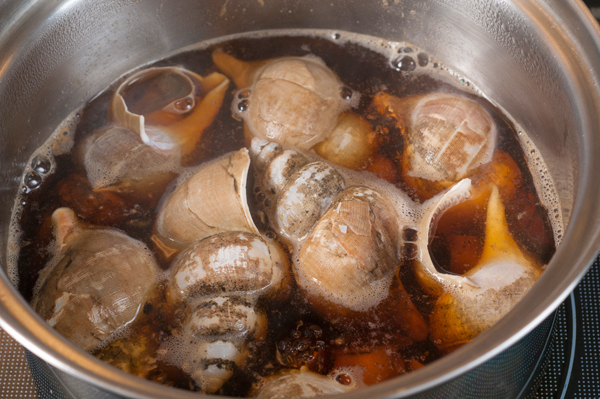鍋にだし汁、Aの調味料、1のバイ貝を入れて再加熱し、沸騰してから5分程煮て火を止める。粗熱が取れたら、器に盛る。