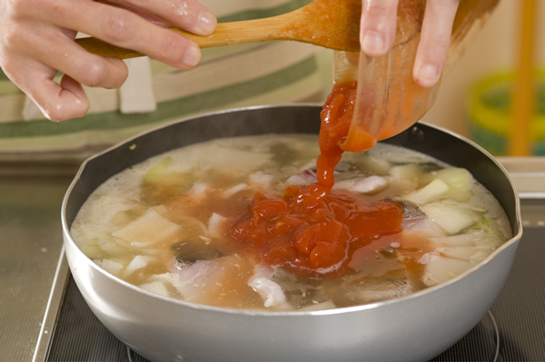 沸騰したらジャガイモとタラ、トマト水煮缶を加えて更に煮て、ジャガイモが柔らかくなったら塩、コショウで味を調え、ブロッコリーを加えてひと煮立ちさせたら器に盛る。