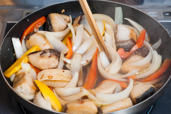 しょうが、調味料を加えて、煮汁をからめるように加熱する。