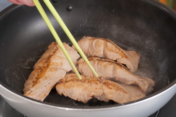 深型のフライパンにバターを溶かして鮭を焼く。両面に少し焦げ目が付いたらジャガイモとシメジを加えて鮭を大きく割りながら炒め合わせる。