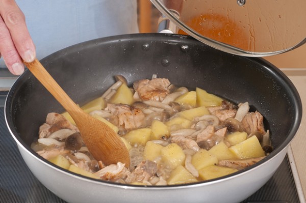 2にAを加え、フタをして中火でジャガイモが柔らかくなるまで煮る。塩、コショウで味を調えて器に盛り、万能ネギの小口切りを散らす。