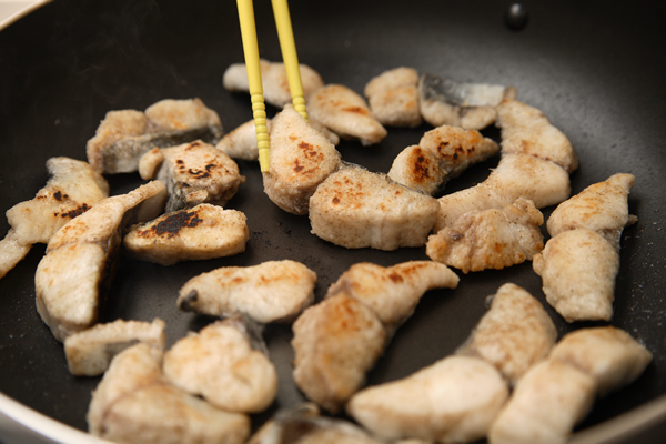 フライパンにサラダ油大さじ2を熱して1.のサワラを並べ入れ、両面にこんがりとした焼き色が付くまで焼いて一旦取り出す。