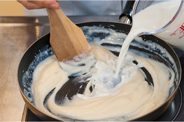 ホワイトソースを作る。鍋にバターを熱して、小麦粉を炒める。だまができないように牛乳でのばす。生クリーム、塩、コショウで味を調える。