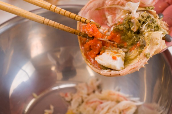 セイコガニは、身をほぐしてカニ味噌を出しておく。米をとぎ、炊飯器の分量通りに水を入れ30分ほど置く。