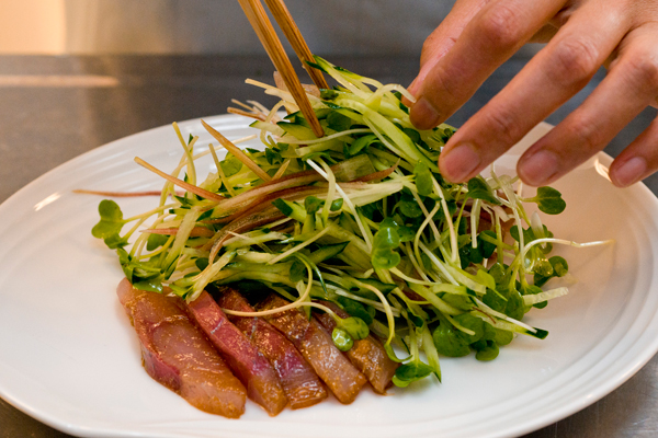 1のハマチを皿に並べ、皿の中央に1の野菜を乗せる。