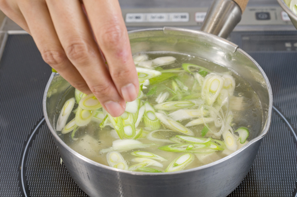 鍋に水を入れ、そこに2のはたはた、1の豆腐、ネギを入れ、味噌、酒を加えて火にかける。味を見て、出来上がったら器に入れる。