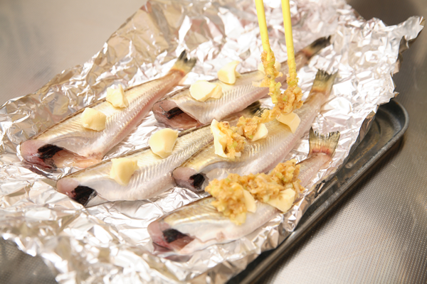 はたはたに火が通って、味噌に香ばしい焼き色が付いたら器に盛り、万能ネギの小口切りを散らし、粗挽き黒コショウをパラパラと振りかける。