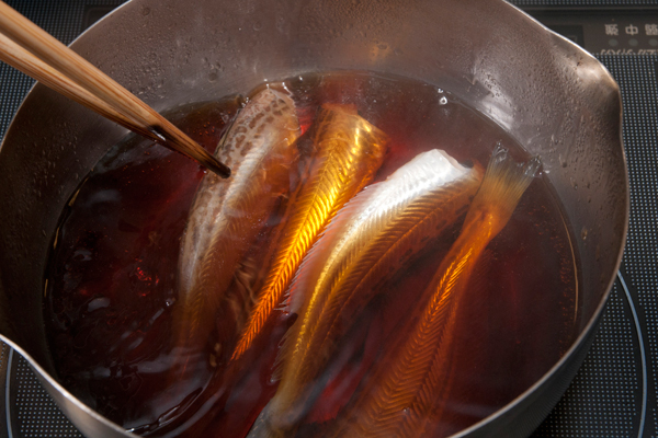 平たい鍋に水とＡの調味料を入れ、煮立たせる。沸騰したらはたはたを並べて入れる。