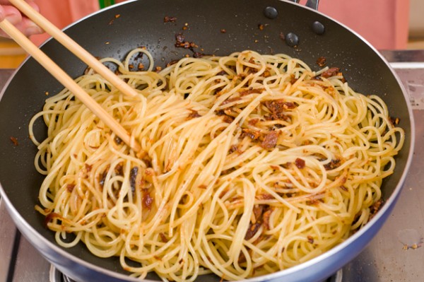 2に茹で上がったパスタを加えて絡め、器に持ってパセリのみじん切りを散らす。