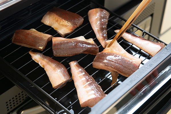 漬け汁をときどきつけながら、ホウボウを魚焼きで焼く(7分程度)。